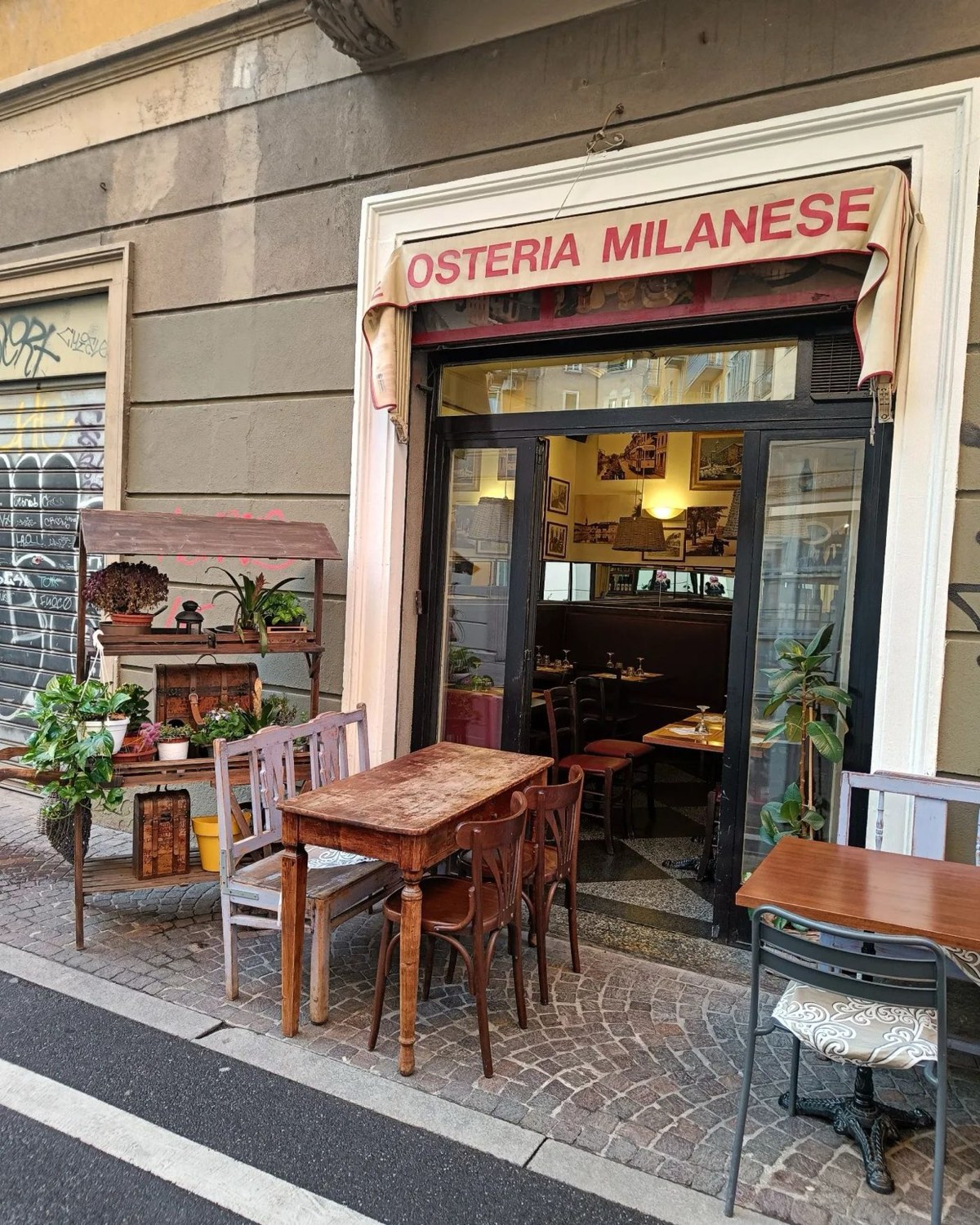 La facciata dell'Osteria Milanese Òss Bus in Via Magolfa, ai Navigli di Milano